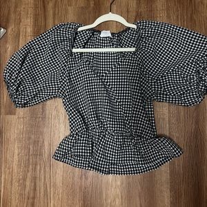 Sienna sky black and white top size small